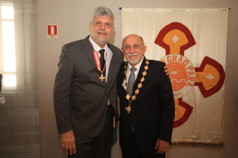 O Governo do Estado do Pará concedeu hoje 230 comendas do Mérito Grão-Pará (foto), a mais alta do Estado, a autoridades e servidores que se destacaram nos últimos oito anos de serviços prestados à população. “O ciclo que encerramos hoje não encerra nossa missão de servir ao público, porque uma vez servidores públicos, trabalhando em benefício da população, nunca mais deixamos de sê-lo, pois essa missão fica gravada em nossos corações”, disse o governador Simão Jatene aos agraciados. O governador entregou, pessoalmente, uma a uma as condecorações.  Das 230 medalhas, 14 foram no grau de Grande Oficial, 60 no grau de Comendador, 8 no grau de Oficial e 11 no grau de Cavaleiro aos servidores civis. Entre os militares, 4 receberam no grau de Comendador, 38 de Oficial e 109 no grau de Cavaleiro.

FOTO: CRISTINO MARTINS / AG. PARÁ
DATA: 31.12.2018
BELÉM - PARÁ <div class='credito_fotos'>Foto: Cristino Martins/Ag. Pará   |   <a href='/midias/2018/originais/2f144777-e37e-45bb-b68b-f05b97c72854.jpg' download><i class='fa-solid fa-download'></i> Download</a></div>