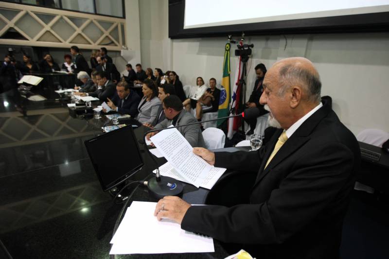 O governador Simão Jatene (foto) entregou, na manhã desta terça-feira (6), a "Mensagem Governamental do Pará à Assembleia Legislativa 2018", em sessão especial que abriu os trabalhos da Casa no exercício 2018. A leitura do documento destacou os principais resultados alcançados pelo governo no ano anterior e fez prognósticos de obras e serviços previstos para este ano.
FOTO: ANTONIO SILVA / AG. PARÁ
DATA: 06.02.2018
BELÉM - PARÁ <div class='credito_fotos'>Foto: Antônio Silva/Ag. Pará | <a href='/midias/2018/originais/2f1ca405-b414-4ca4-8e17-aa9fe7d78739.jpg' download><i class='fa-solid fa-download'></i> Download</a></div>