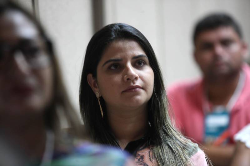 Desde 2012, Renata Andrade (foto) atua no setor de Comunicação da Prefeitura de Rondon do Pará, no nordeste paraense. Responsável pelos conteúdos para fanpage, site e assessoria de imprensa, além da mediação do relacionamento entre os munícipes e o Executivo, ela se deslocou até Marabá, distante cerca de duas horas da sua cidade, para participar do Publicom – o Encontro de Comunicação do Pará. Realizado pela Secretaria de Estado de Comunicação (Secom), o evento começou nesta quarta-feira (21), no Carajás Centro de Convenções, com cerca de 250 inscritos.
FOTO: MARCELO LÉLIS / AG. PARÁ
DATA: 21.03.2018
MARABÁ - PARÁ <div class='credito_fotos'>Foto: Marcelo Lelis / Ag. Pará | <a href='/midias/2018/originais/2f1d6359-c987-452f-a1f6-f66590de9316.jpg' download><i class='fa-solid fa-download'></i> Download</a></div>