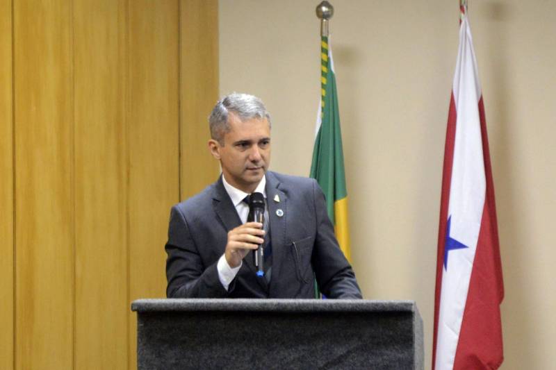 O Comitê de Trabalho das Escolas de Governo do Estado do Pará (Cotegep) está oficializado desde segunda-feira (5), quando gestores e representantes de órgãos federais, estaduais e municipais se reuniram no auditório da Escola de Governança Pública do Estado (EGPA) para a assinatura conjunta de um Protocolo de Intenções. O Comitê começou suas atividades debatendo a elaboração da Rede Amazônica das Escolas de Governao (Rameg), lançada em agosto de 2013, por ocasião dos 10 anos de criação da autarquia paraense. Com o objetivo de viabilizar, com maior eficácia e agilidade, a participação e o acesso do funcionalismo público a ações, programas e projetos de formação, desenvolvimento e qualificação profissional, além de intermediar o acesso à estrutura física e instrutoria a programas realizados por seus integrantes, o Comitê, até ser formalizado, atuava informalmente. Na foto, o diretor-geral da EGPA, Ruy Martini.
FOTO: RAFAEL SANTOS / ASCOM TCM
DATA: 07.02.2018
BELÉM - PARÁ <div class='credito_fotos'>Foto: RAFAEL SANTOS / ASCOM TCM | <a href='/midias/2018/originais/2f2131c4-b8d5-4b3f-934c-6eb756d2e64f.jpg' download><i class='fa-solid fa-download'></i> Download</a></div>