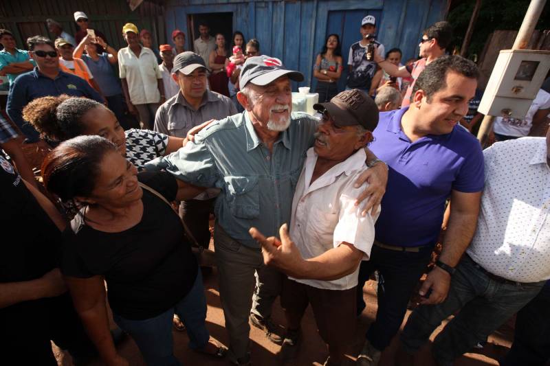 Também foram entregues nesta segunda (25) obras no distrito de Serra Pelada, em Curionópolis, sudeste do Estado. Uma das inaugurações foi a da Escola Estadual de Ensino Médio Joaquina Diamantina. A unidade de ensino teve investimento de R$ 220 mil em serviços nas redes elétrica e hidráulica, além de pintura, melhoria do forro e cobertura, assim como parte do piso, muro e calçada. Fundada em 1989, a escola foi praticamente reconstruída para atender com qualidade os 232 estudantes, nos turnos da tarde e à noite. São três salas de aula; bloco administrativo (sala da direção, sala dos professores e secretaria); uma copa cozinha, uma dispensa para armazenamento de alimentos da merenda escolar e banheiros masculino, feminino e de pessoa com deficiência (PCD). Em Curionópolis, o governador também entregou a pavimentação asfáltica de quatro quilômetros de vias urbanas, uma parceria com a Prefeitura de Curionópolis, dentro do Programa Asfalto na Cidade. Para esta obra, foram destinados R$ 1,7 milhão, que incluem serviços em terra, sub-base e base, pavimentação em CBUQ (Concreto Betuminoso Usinado a Quente) de três centímetros de espessura, meio-fio de concreto com lâmina d’água e sinalização horizontal. Curionópolis é um dos 99 municípios paraenses que assinaram com o governo o Termo de Asfalto, sendo que 33 já iniciaram as obras. Somados, os termos garantirão 529,6 km de pavimentação de vias urbanas – um investimento total de quase R$ 255 milhões do Tesouro Estadual.
FOTO: THIAGO GOMES / AG. PARÁ
DATA: 25.06.2018
CURIONÓPOLIS - PARÁ <div class='credito_fotos'>Foto: Thiago Gomes /Ag. Pará | <a href='/midias/2018/originais/2f300b5e-31c8-428e-a552-e59b34562f3e.jpg' download><i class='fa-solid fa-download'></i> Download</a></div>
