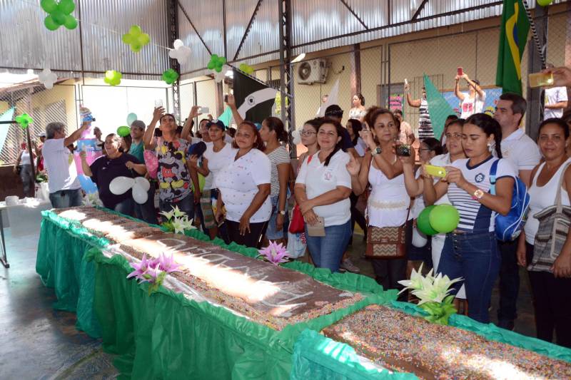 A Escola Estadual de Ensino Fundamental Doutor Carlos Guimarães, no bairro da Marambaia, em Belém, comemorou 47 anos de fundação, nesta quarta-feira (28), com uma programação festiva que reuniu escola e comunidade. Logo cedo, familiares acompanharam a caminhada de alunos e professores pelas ruas do entorno da escola. O tema escolhido para as comemorações foi “Paz e Amor ao Próximo”. A programação contou com a apresentação da Banda da Polícia Militar (PM), animando a criançada com músicas com temáticas infantis. Na foto, um bolo gigante com dez metros de comprimento foi servido aos presentes após o “parabéns pra você” animado pela banda da PM.
FOTO: ELISEU DIAS / ASCOM SEDUC
DATA: 28.03.2018
BELÉM - PARÁ <div class='credito_fotos'>Foto: Eliseu Dias/Ag. Pará | <a href='/midias/2018/originais/2f3e72b5-3bcb-4000-9ad7-9bef5ac3c406.jpg' download><i class='fa-solid fa-download'></i> Download</a></div>
