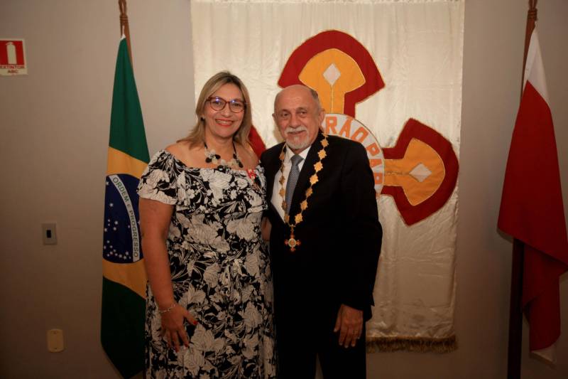 O Governo do Estado do Pará concedeu hoje 230 comendas do Mérito Grão-Pará (foto), a mais alta do Estado, a autoridades e servidores que se destacaram nos últimos oito anos de serviços prestados à população. “O ciclo que encerramos hoje não encerra nossa missão de servir ao público, porque uma vez servidores públicos, trabalhando em benefício da população, nunca mais deixamos de sê-lo, pois essa missão fica gravada em nossos corações”, disse o governador Simão Jatene aos agraciados. O governador entregou, pessoalmente, uma a uma as condecorações.  Das 230 medalhas, 14 foram no grau de Grande Oficial, 60 no grau de Comendador, 8 no grau de Oficial e 11 no grau de Cavaleiro aos servidores civis. Entre os militares, 4 receberam no grau de Comendador, 38 de Oficial e 109 no grau de Cavaleiro.

FOTO: CRISTINO MARTINS / AG. PARÁ
DATA: 31.12.2018
BELÉM - PARÁ <div class='credito_fotos'>Foto: Cristino Martins/Ag. Pará   |   <a href='/midias/2018/originais/2f3f21ef-f103-415b-ad94-a861d136f90f.jpg' download><i class='fa-solid fa-download'></i> Download</a></div>