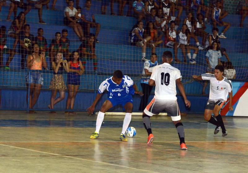 Uma intensa programação cultural, social e esportiva movimenta a cidade de Mãe do Rio, nesta sexta-feira (11), quando o município comemora 30 anos de fundação. Os competidores da etapa regional de Mãe do Rio dos Jogos Estudantis Paraenses (Jeps) terão um forte aliado durante os cinco dias da competição: a animação da torcida local.
FOTO: ELISEU DIAS / ASCOM SEDUC
DATA: 09.05.2018
MÃE DO RIO - PARÁ <div class='credito_fotos'>Foto: Eliseu Dias / Ascom Seduc | <a href='/midias/2018/originais/2f41fa73-0090-400f-a5e2-a1afce33f7db.jpg' download><i class='fa-solid fa-download'></i> Download</a></div>