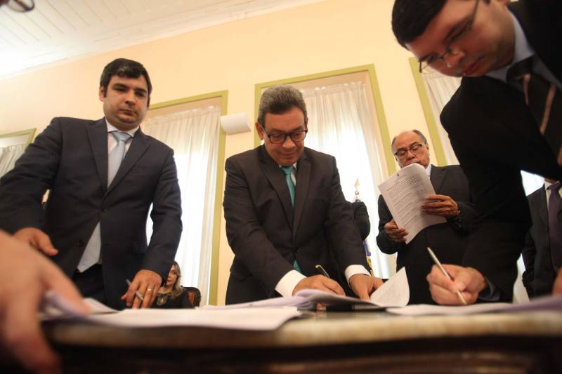 Um acordo de cooperação técnica para agilizar as ações de cobrança de títulos da dívida ativa, ajuizados ou não, foi celebrado nesta terça-feira, 26, entre o Tribunal de Justiça do Estado (TJPA), Governo do Pará, União, Prefeitura de Belém e o Instituto de Estudos de Protesto de Títulos do Brasil, seção Pará. O acordo foi firmado na sede do TJPA. O acordo de cooperação técnica foi firmado com base na Lei nº 9.492/1997, que estabelece o protesto como ato formal e solene, pelo qual se prova a inadimplência e o descumprimento de obrigação originada em títulos e outros documentos em dívida, e à inexistência de disposições legais que vedem à utilização do serviço de protesto de títulos pelas entidades da administração pública; e observa as decisões do Conselho Nacional de Justiça (CNJ), que estabelecem a validade do protesto dos títulos, denominados certidões da dívida ativa, bem como atende meta do CNJ, de desjudicialização de ações, estimulando o protesto de títulos executados ou não.
FOTO: MARCELO LELIS / AG. PARÁ
DATA: 26.06.2018
BELÉM - PARÁ <div class='credito_fotos'>Foto: Marcelo Lelis / Ag. Pará | <a href='/midias/2018/originais/2f441fc1-c8b7-4c3c-ba5b-1caf84faff80.jpg' download><i class='fa-solid fa-download'></i> Download</a></div>
