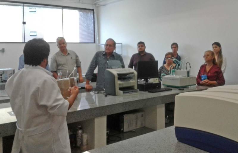 O Parque de Ciência e Tecnologia (PCT) Guamá, construído pelo governo do Estado no Campus da Universidade Federal do Pará, em Belém, disponibiliza a empresas 11 laboratórios que oferecem soluções tecnológicas para ajudar a desenvolver produtos inovadores, entre os quais o Centro de Valorização de Compostos Bioativos da Amazônia, o Laboratório de Óleos Vegetais, o Centro de Estudos Avançados em Biodiversidade e o Laboratório de Qualidade do Leite. Foi esta estrutura, com destaque para genética, química e biodiversidade, que dezenas dos principais empresários paraenses de beneficiamento de açaí conheceram (foto) na manhã desta segunda-feira (2), numa iniciativa coordenada pelo secretário de Desenvolvimento Econômico, Mineração e Energia, Adnan Demachki.
FOTO: ASCOM / SEDEME
DATA: 02.04.2018
BELÉM - PARÁ <div class='credito_fotos'>Foto: Ascom Sedeme | <a href='/midias/2018/originais/2f456711-0287-4245-9e9c-56aeac692b7d.jpg' download><i class='fa-solid fa-download'></i> Download</a></div>