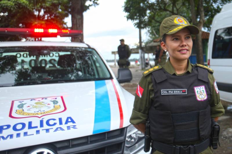 Belém possui mais de trinta ilhas, entre elas, algumas bastante povoadas como Mosqueiro, Caratateua, Cotijuba, e Combu. Agora estas ilhas passarão a contar com o Batalhão de Policiamento das Ilhas, criado pela Polícia Militar do Pará para atender à população desses lugares. Outra novidade, é que pela primeira vez um batalhão da Região Metropolitana de Belém terá à frente do comando uma mulher, a coronel Érika Natalie Duarte, na PM Pará há 26 anos.
FOTO: IGOR BRANDÃO / AG. PARÁ
DATA: 08.03.2018
BELÉM - PARÁ <div class='credito_fotos'>Foto: IGOR BRANDÃO / AG. PARÁ | <a href='/midias/2018/originais/2f4ddab4-ee10-4d13-bbee-48978a117c4a.jpg' download><i class='fa-solid fa-download'></i> Download</a></div>