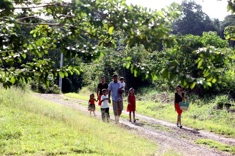 “Ter a posse da terra é a certeza de que nunca iremos perder o nosso direito, que nossos filhos e nossos netos poderão dar continuidade a nossa história em segurança. Foram anos de luta até chegar esse dia, agraciados com a assinatura do nosso título de terra. Só temos a agradecer a todos que fizeram parte disso e a cada um que lutou junto para que hoje isso se tornasse realidade”. A fala emocionada foi de seu Mário Araújo Silva, presidente da Associação Remanescente de Quilombo Espírito Santo, localizada no município do Acará, no nordeste do Estado. Ele assinou, neste sábado (24), junto com o governador Simão Jatene, o título que dá a posse da terra a comunidade. A fala do presidente traduz o sentimento das dezenas de famílias que moram no local, que agora tem a posse legítima do local onde seus antepassados viveram. “Sou filho de mãe negra. Nasci aqui como minha vó, bisavó, que fazem parte da história dessa comunidade que já existe a mais de 300 anos.
FOTO: SIDNEY OLIVEIRA / AG. PARÁ
DATA: 24.03.2018
ACARÁ - PARÁ <div class='credito_fotos'>Foto: Sidney Oliveira/Ag. Pará | <a href='/midias/2018/originais/2f54ce88-5d12-4dd7-ac4a-be3073bcdd42.jpg' download><i class='fa-solid fa-download'></i> Download</a></div>