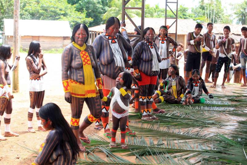 Está quase tudo pronto para a 6ª Semana dos Povos Indígenas, que começa neste domingo (15), em São Félix do Xingu, no sudeste do Pará. Antes de sair das aldeias em direção a São Félix – o terceiro maior município paraense em extensão territorial, atrás apenas de Altamira e Oriximiná –, as tribos fazem festa, numa espécie de preparação para os dias vindouros longe de casa. Na aldeia Krôkamôr, às margens do Rio Xingu e longe cerca de oito horas de barco da sede municipal, homens, mulheres e crianças Kayapó se unem na dança Kwyrykangô.
FOTO: RODOLFO OLIVEIRA / AG. PARÁ
DATA: 15.04.2018
SÃO FÉLIX DO XINGU - PARÁ <div class='credito_fotos'>Foto: Rodolfo Oliveira/Ag. Pará | <a href='/midias/2018/originais/2f5a9b74-8d60-4ae8-936d-223a83888628.jpg' download><i class='fa-solid fa-download'></i> Download</a></div>