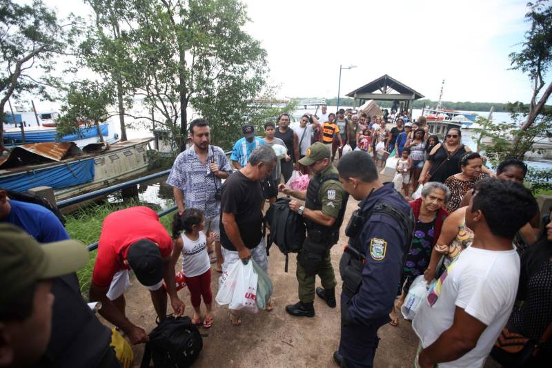 Os rios próximos a Belém são, muitas vezes, porta de entrada para o tráfico de drogas, comercialização de produtos ilegais, entre outros crimes, que influenciam diretamente a violência na Região Metropolitana de Belém (RMB). Para intensificar e otimizar as ações repressivas nas regiões das ilhas pertencentes a capital, a Secretaria de Estado de Segurança Pública e Defesa Social (Segup) realizou a Operação Yara na ilha de Cotijuba, neste sábado, 26.

FOTO: THIAGO GOMES / AG. PARÁ
DATA: 26.05.2018
COTIJUBA - PARÁ <div class='credito_fotos'>Foto: Thiago Gomes /Ag. Pará   |   <a href='/midias/2018/originais/2f6a5cfb-5318-4440-82f3-b2ee5cd48f5d.jpg' download><i class='fa-solid fa-download'></i> Download</a></div>
