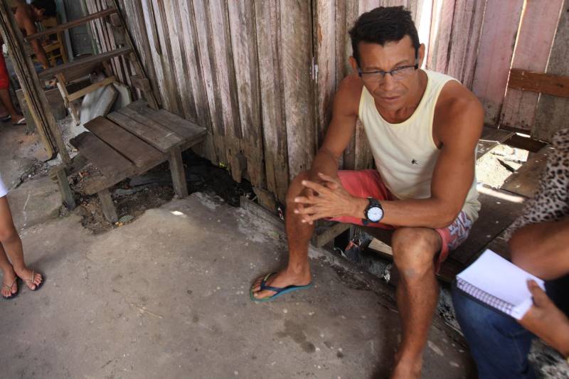 Mais de 130 benfeitorias que foram construídas de maneira irregular sobre o canal do Tucunduba foram retiradas para dar início às obras da segunda etapa do projeto de saneamento integrado da bacia do Tucunduba, que vai beneficiar 250 mil moradores dos bairros de Canudos, Guamá, Terra Firme e Marco. O vizinho de bairro e que também passou por situações de alagamentos, Raimundo Saraiva Monteiro, 45 anos (foto), aposta na melhoria da área após a conclusão do projeto.
FOTO: RODOLFO OLIVEIRA / AG. PARÁ
DATA: 16.05.2018
BELÉM - PARÁ <div class='credito_fotos'>Foto: Rodolfo Oliveira/Ag. Pará | <a href='/midias/2018/originais/2f715fd3-142e-47d9-b874-860a1fd5911b.jpg' download><i class='fa-solid fa-download'></i> Download</a></div>