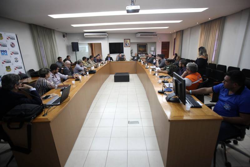 Em reunião realizada na manhã desta segunda-feira (28), na sede da Secretaria de Segurança Pública e Defesa Social do Pará (Segup), órgãos da área de segurança do Estado e de serviços essenciais definiram estratégias de enfrentamento à crise provocada pela greve dos caminhoneiros.

FOTO: RODOLFO OLIVEIRA / AG. PARÁ
DATA: 28.05.2018
BELÉM - PARÁ <div class='credito_fotos'>Foto: Rodolfo Oliveira/Ag. Pará   |   <a href='/midias/2018/originais/2f727aea-6fa1-493a-a760-658b6af5b00e.jpg' download><i class='fa-solid fa-download'></i> Download</a></div>