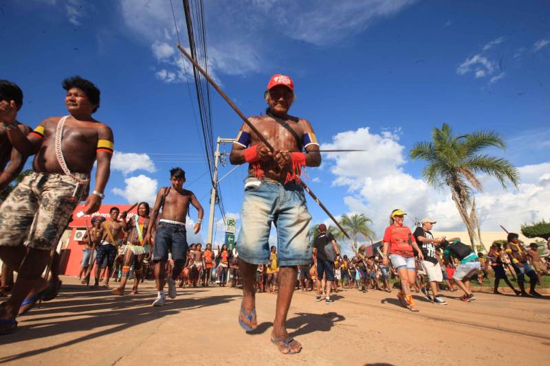 Uma caminhada pelas principais ruas de São Félix do Xingu foi o ponto alto da programação da Semana dos Povos Indígenas nesta quarta-feira (18). Os índios se concentraram em frente à Secretaria Municipal de Cultura, entoando cantos de guerra e dançando na luta por direitos. Uma das principais reivindicações é a retomada de territórios e a gestão ambiental dessas áreas. Durante a passeata, caciques se revezavam proferindo palavras de ordem, enquanto todos seguiam em cadência rumo à Praça do Triângulo, onde ocorre grande parte das atividades. A passeata foi também um protesto contra a exoneração de Franklimberg Ribeiro de Freitas da presidência da Fundação Nacional do Índio (Funai). Ele teria sido demitido pelo presidente Michel Temer a pedido de deputados da bancada ruralista, em Brasília.
FOTO: RODOLFO OLIVEIRA / AG. PARÁ
DATA: 18.04.2018
SÃO FÉLIX DO XINGU - PARÁ <div class='credito_fotos'>Foto: Rodolfo Oliveira/Ag. Pará | <a href='/midias/2018/originais/2f769d77-6725-4130-a98a-2dbbcd953091.jpg' download><i class='fa-solid fa-download'></i> Download</a></div>