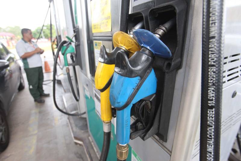 Fiscais da Proteção e Defesa do Consumidor (Procon) da Secretaria de Estado de Justiça e Direitos Humanos ( Sejudh) continuam nas ruas averiguando (foto) a comercialização nos postos de combustíveis da Região Metropolitana de Belém. Na manhã desta terça-feira (5), a atuação do Procon contou com o auxílio de dois fiscais da Agência Nacional do Petróleo, Gás Natural e Biocombustíveis (ANP) “ O objetivo dessa nossa fiscalização é verificar se o desconto de R$ 0,46 no preço do litro do diesel, determinado pelo Governo Federal, está sendo repassado em sua totalidade pelos postos revendedores de combustíveis”, disse o fiscal da ANP, Leônidas Vilhena.

FOTO: MARCELO LELIS / AG. PARÁ
DATA: 05.06.2018
BELÉM - PARÁ <div class='credito_fotos'>Foto: Marcelo Lelis / Ag. Pará   |   <a href='/midias/2018/originais/2f79a893-8f00-4af5-ae02-d10fc8e837d9.jpg' download><i class='fa-solid fa-download'></i> Download</a></div>