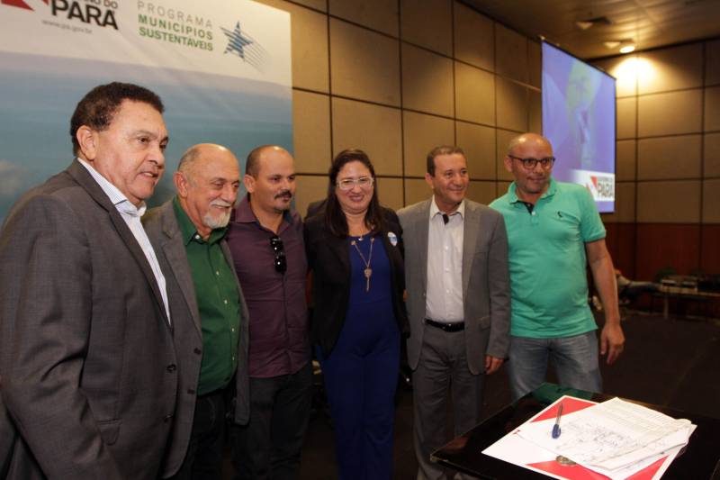 O primeiro dia do Fórum Permanente de Prefeitas e Prefeitos dos Municípios Sustentáveis contou com a participação de 85 prefeitos , 17 vices e 21 secretários municipais dos 141 municípios manifestaram interesse em adotar as diretrizes do programa. Para o governador Simão Jatene, esta grande participação simboliza a união de agentes públicos que colocaram os interesses coletivos acima dos interesses individuais para construir um estado melhor para todos. Com o tema “Gestão Compartilhada”, o evento traz as experiências e os desdobramentos das agendas governamentais que foram planejadas em parceria com as gestões municipais. Através da Secretaria Extraordinária de Municípios Sustentáveis (Semsu) Governo do Pará, por meio da Semsu, investe na capacitação dos municípios para a promoção de uma gestão fiscal eficiente. Para Izabela Jatene, este primeiro dia serviu para sinalizar o quanto os gestores estão preocupados com o equilíbrio da questão fiscal dos municípios e em desenvolver uma governança compartilhada para desenvolver seus municípios.
FOTO: CRISTINO MARTINS / AG. PARÁ
DATA: 07.02.2018
BELÉM - PARÁ <div class='credito_fotos'>Foto: Cristino Martins/Ag. Pará | <a href='/midias/2018/originais/2f83a28d-443c-4e11-87a4-996c1bba7b65.jpg' download><i class='fa-solid fa-download'></i> Download</a></div>