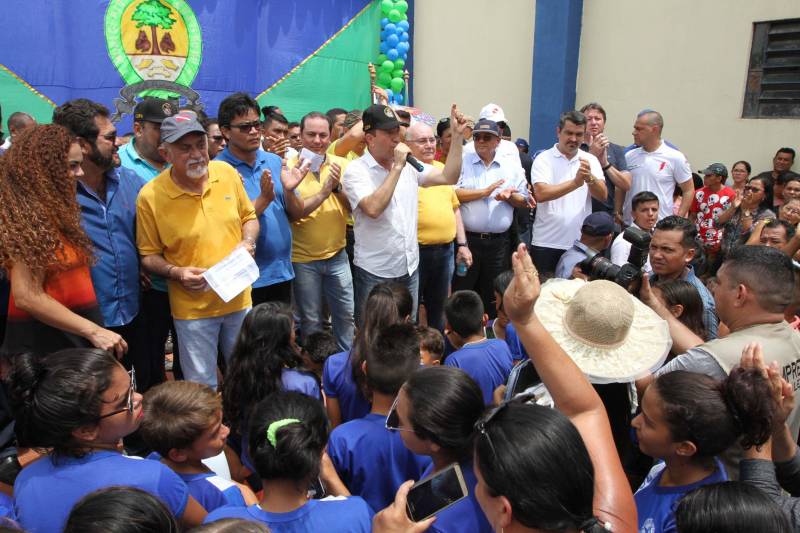 "Agora a população terá um lugar mais organizado, com mais higiene para comprar seu pescado e a sua carne. E pra gente que possui restaurante é melhor ainda, pois além da facilidade de adquirir os alimentos, o mercado também atrai clientes", comemorou Jaqueline Cardoso, 20 anos, que possui um ponto de venda de comidas em frente ao Mercado Municipal José Noronha Monteiro, no distrito de Boa Vista, em Quatipuru, no nordeste paraense. O espaço foi entregue oficialmente à população nesta segunda-feira (19), assim como as obras de pavimentação asfáltica da PA-446 e de cinco pontes em concreto ao longo da rodovia. A cerimônia contou com a presença do governador Simão Jatene, parlamentares, prefeitos da região entre outras autoridades locais. "Essas são importantes obras que vão beneficiar não só a população de Quatipuru, mas de toda a região. E faço questão de ressaltar que em todas elas existe o dinheiro dos impostos que todos nós paraenses pagamos. Esse é o retorno que fazemos questão de dar à população. Nós gestores somos apenas instrumentos desse grande desenvolvimento, quem financia é o povo", afirmou o governador Simão Jatene.
FOTO: CRISTINO MARTINS / AG. PARÁ
DATA: 19.03.2018
QUATIPURU - PARÁ <div class='credito_fotos'>Foto: Cristino Martins/Ag. Pará | <a href='/midias/2018/originais/2f8ba104-1006-4180-97a3-96db30d18a05.jpg' download><i class='fa-solid fa-download'></i> Download</a></div>