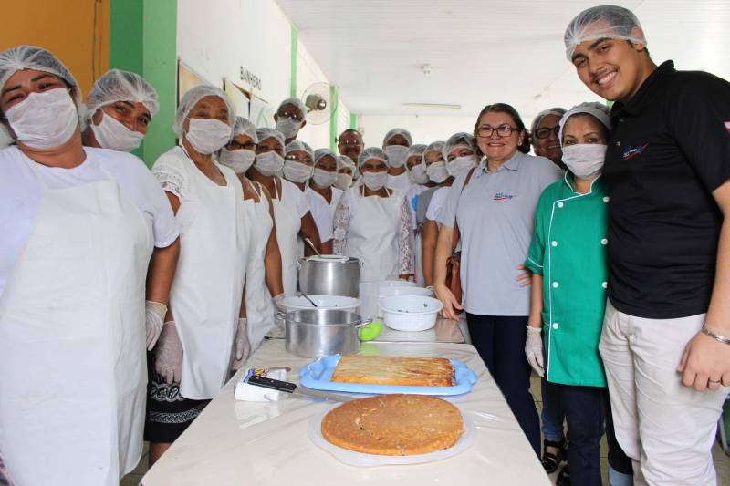 A pizza de talos e o bolo de banana fizeram parte do cardápio do último dia do curso de alimentação alternativa e reaproveitamento de alimentos (foto), nessa sexta-feira (27), no Bairro Curió-Utinga, em Belém. O curso faz parte do Projeto Cozinha Sustentável e foi realizado no Centro Comunitário da Passagem Cruzeiro Unidos com o Pantanal, por meio de parceria entre o Núcleo de Articulação e Cidadania (NAC) e a Empresa de Assistência Técnica e Extensão Rural do Estado do Pará (Emater). O objetivo da capacitação é oportunizar a inclusão socioprodutiva para pessoas em situação de vulnerabilidade social, com a produção de alimentos, contribuindo para a gestão autônoma de geração de renda em ações que priorizam o empreendedorismo individual para o desenvolvimento da economia local.
FOTO: RUAN MORAES / ASCOM NAC
DATA: 27.04.2018
BELÉM - PARÁ <div class='credito_fotos'>Foto: Ascom NAC | <a href='/midias/2018/originais/2f9df4b8-7cf7-4602-b4d6-9f3e16601ad4.jpg' download><i class='fa-solid fa-download'></i> Download</a></div>