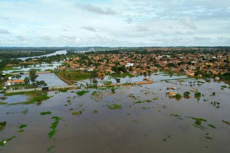 A entrega de mais de 200 cestas básicas às famílias atingidas pelas cheias dos rios Tocantins e Itacaiúnas, em Marabá (foto), no sudeste do Pará, foi a principal ação, neste sábado (17), da força-tarefa montada para prestar atendimento aos desabrigados na região.
FOTO: DIVULGAÇÃO
DATA: 17.02.2018
MARABÁ - PARÁ <div class='credito_fotos'>Foto: Divulgação | <a href='/midias/2018/originais/2fa2c178-7043-42e7-ac57-df803a679392.jpg' download><i class='fa-solid fa-download'></i> Download</a></div>