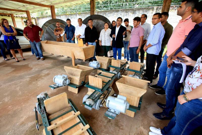 Com o propósito de fortalecer o trabalho do pequeno agricultor, o Governo do Pará, por meio da Secretaria de Estado de Desenvolvimento Agropecuário e da Pesca (Sedap), entregou mais de R$ 4 milhões em equipamentos e veículos agrícolas a 36 municípios. Patrulhas mecanizadas, motocicletas, grades aradoras, caminhões, veículos tipo passeio, rabetas, casas de farinha completas (foto) e roçadeiras estão entre os equipamentos que vão ajudar no desenvolvimento da agricultura familiar.
FOTO: RODOLFO OLIVEIRA / AG. PARÁ
DATA: 13.05.2018
BELÉM - PARÁ <div class='credito_fotos'>Foto: Rodolfo Oliveira/Ag. Pará | <a href='/midias/2018/originais/2fb437db-212f-4c75-95d4-8712b515ef0b.jpg' download><i class='fa-solid fa-download'></i> Download</a></div>