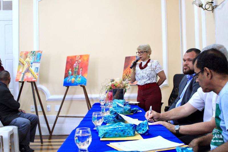 Uma cerimônia realizada na manhã desta quarta-feira (21), no auditório da Escola de Administração Penitenciária (EAP), premiou os cinco primeiros colocados do concurso de pintura do Projeto Libert’Art 2018, realizado pela Arquidiocese de Belém, por meio da Pastoral Carcerária. Essa é a 13ª edição do concurso, que conta com a parceria da Superintendência do Sistema Penitenciário do Pará (Susipe). A premiação faz parte da programação oficial do Círio 2018, que este ano teve como tema “Uma jovem chamada Maria”.
FOTO: VELOSO JÚNIOR/ASCOM SUSIPE
DATA: 21.11.2018
BELÉM - PARÁ <div class='credito_fotos'>Foto: Akira Onuma / Ascom Susipe | <a href='/midias/2018/originais/2fbf7c30-0ae1-446a-aacb-514e76a4440b.jpg' download><i class='fa-solid fa-download'></i> Download</a></div>