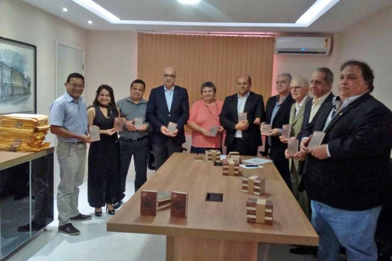 A Imprensa Oficial do Estado (IOE), em parceria com o Grêmio Literário Português assinou (foto) na manhã na terça-feira (20), o termo de doação da edição fac-símile produzida pela autarquia, do livro Arte de Cosinha, de João da Matta, cuja primeira edição é datada de 1876. O livro é uma das obras raras que fazem parte do acervo da Biblioteca "Fran Paxeco", pertencente à Associação do Grêmio Literário e Recreativo Português, uma das mais importantes e longevas bibliotecas do Estado. Em quase 300 páginas, são detalhadas receitas curiosas de jantares preferidos da Família Real de Portugal e Imperial Brasileira.

FOTO: ASCOM / IOE
DATA: 20.03.2018
BELÉM - PARÁ <div class='credito_fotos'>Foto: ASCOM IOE   |   <a href='/midias/2018/originais/2fc92e3d-ff26-4c94-bdd5-7250972aecbf.jpg' download><i class='fa-solid fa-download'></i> Download</a></div>