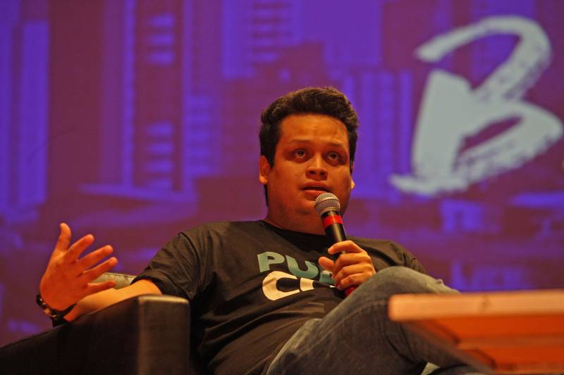 A desconstrução de estereótipos de raça na comunicação e a construção de marcas no Instagram foram os temas das duas palestras desta tarde de terça-feira (12) no “Publicom Belém 2018. O público formado por assessores de comunicação do Governo, profissionais de comunicação, professores e estudantes da área prestigiaram o segundo e último dia do evento que acontece no Teatro do Sesi, em Belém. A palestra “Desconstruindo estereótipos de raça na comunicação”, foi ministrada pelas comunicólogas Helaine Martins e Joana Mendes, da Idánimo Consultoria, agência especializada em comunicação com e sobre os públicos negro, feminino e LGBT. Na foto, o publicitário Petterson Farias.

FOTO: RODOLFO OLIVEIRA / AG. PARÁ
DATA: 12.06.2018
BELÉM - PARÁ <div class='credito_fotos'>Foto: Rodolfo Oliveira/Ag. Pará   |   <a href='/midias/2018/originais/2fccb067-f0da-4b16-afa0-ecdbce8cf50e.jpg' download><i class='fa-solid fa-download'></i> Download</a></div>