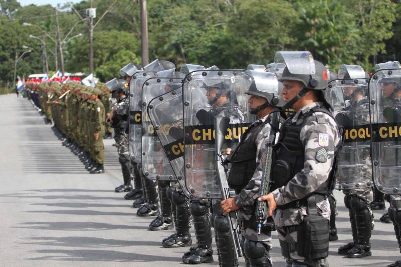 A cerimônia pelo Dia de Tiradentes, patrono das polícias militares do Brasil, este ano, no Pará, teve um toque especial. Na manhã desta quinta-feira, 20, no Comando Geral da Polícia Militar do Estado, foram oficializadas as promoções de 539 policiais e entregues 170 novos veículos para a corporação. O governador Simão Jatene participou da cerimônia. A frota vai ajudar no combate à criminalidade na região metropolitana de Belém e interior do estado. Dos 170 veículos entregues para reforçar o policiamento, 60 são motocicletas, 60 viaturas modelo Palio Weekend com cela e 50 Pick-ups, com cela, todos em regime de locação, que serão somados à frota. Serão investidos mensalmente 4 milhões de reais. As 539 promoções beneficiam policiais militares da capital e do interior do estado, sendo 462 praças e 77 oficiais. “Eu me sinto lisonjeada e quero chegar à capitã”, disse Rejane Santa Brígida Miranda, promovida de soldado a cabo. “Fico feliz também por termos um plano seguro, de carreira e me sinto prestigiada na carreira que escolhi”, completou Rejane.
FOTO: CRISTINO MARTINS / AG PARÁ
DATA:20.04.2018
BELÉM - PARÁ <div class='credito_fotos'>Foto: Cristino Martins/Ag. Pará | <a href='/midias/2018/originais/2fd297a6-a6be-425a-ae8c-e9e369201a2d.jpg' download><i class='fa-solid fa-download'></i> Download</a></div>