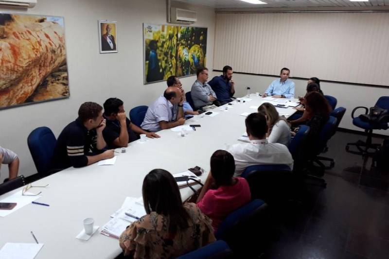 Representantes de Organizações em Saúde, a classe médica, Conselho Municipal de Saúde e o Hospital Regional do Baixo Amazonas reuniram-se, na sexta-feira (13), no Centro de Governo do Baixo Amazonas, com a presença do secretário regional Olavo das Neves e da coordenadora responsável pela pasta de Saúde, Osmarina Pires, para discutirem pontos em relação ao atual modelo de regulação e marcação de consultas e exames.
FOTO: SAMUEL ALVARENGA / SECOM
DATA: 13.04.2018
SANTARÉM - PARÁ <div class='credito_fotos'>Foto: Samuel Alvarenga / Secom | <a href='/midias/2018/originais/2fda8044-c0ef-4e0f-95ef-bc47f89512f2.jpg' download><i class='fa-solid fa-download'></i> Download</a></div>