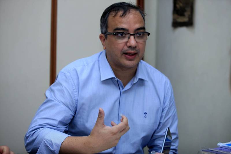 Mais do que um policial, um amigo. É assim que cerca de 1.700 moradores de oito bairros de Belém passaram a enxergar o policial militar. A mudança de paradigma acontece três anos depois da criação do projeto “Vizinhança em Alerta”. “Queremos nos mobilizar também com outros órgãos de segurança como Secretaria Municipal de Urbanismo (Seurb), Corpo de Bombeiros, Guarda Municipal, Funpapa, para tentarmos diminuir os impactos dos problemas sociais e reduzirmos a violência”, destacou Ivan Costa (foto), um dos idealizadores do programa.
FOTO: MÁCIO FERREIRA / AG. PARÁ
DATA: 15.03.2018
BELÉM - PARÁ <div class='credito_fotos'>Foto: MÁCIO FERREIRA/ AG. PARÁ | <a href='/midias/2018/originais/2fdb560e-47c7-440e-886b-a3757d488eba.jpg' download><i class='fa-solid fa-download'></i> Download</a></div>