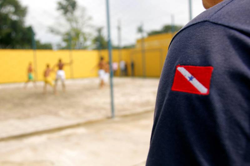 O atendimento a adolescentes em cumprimento de medida de internação provisória entra em uma nova fase no Pará. Foi entregue oficialmente nesta sexta-feira (4) o novo Centro de Internação do Adolescente Masculino (Ciam), localizado no Bairro Sideral, em Belém. O espaço foi completamente revitalizado, melhorando o atendimento aos adolescentes custodiados no espaço por até 45 dias, e de servidores, garantindo um atendimento humanizado e com novos alojamentos, de acordo com os parâmetros do Sistema Nacional de Atendimento Socioeducativo (Sinase). O ato de entrega contou com a participação de toda a equipe técnica da unidade e de representantes de diversas instituições governamentais, do sistema de garantia de direitos e entidades religiosas, que assistiram a apresentações culturais de arte-educadores e saborearam produtos da panificação, frutos de atividades realizadas com os adolescentes dentro das unidades da Fasepa. O Ciam Sideral também vai oferecer curso profissionalizante, qualificando o socioeducando para o mercado de trabalho.
FOTO: FRANKLIN SALVADOR / ASCOM FASEPA
DATA: 04.05.2018
BELÉM - PARÁ <div class='credito_fotos'>Foto: FRANKLIN SALVADOR / ASCOM FASEPA | <a href='/midias/2018/originais/2fdba787-251e-47e4-887e-b34ebd3bc07e.jpg' download><i class='fa-solid fa-download'></i> Download</a></div>