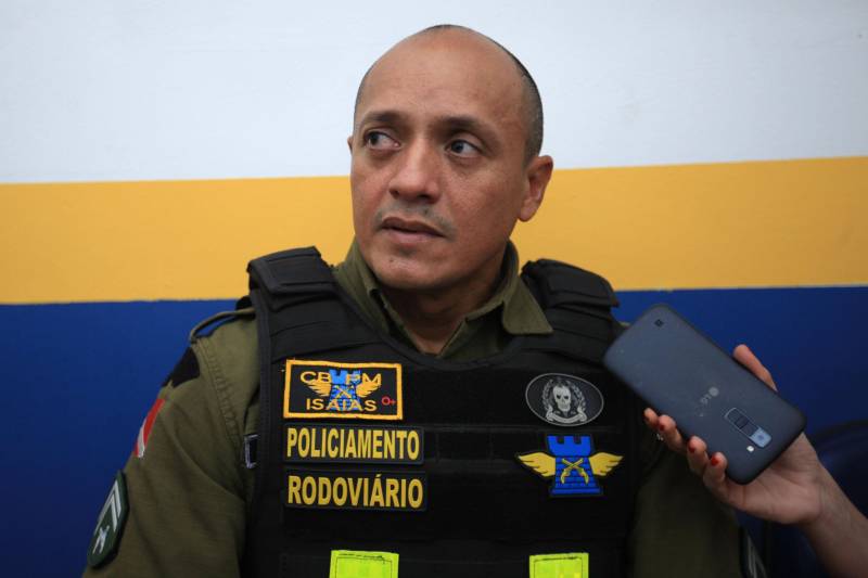 Em comemoração aos seus 43 anos, o Batalhão de Polícia Rodoviária (BPRV) inaugurou na manhã desta sexta-feira (4) o seu Canil, o primeiro setorial do Estado. O canil setorial do BPRV é um projeto operacional que visa intensificar o combate ao tráfico de drogas. Durante a solenidade de inauguração do canil, houve uma homenagem ao destaque do mês entre os policiais rodoviários. No último dia 22 de abril, o cabo Isaías Oliveira (foto) socorreu uma grávida em trabalho de parto, que trafegava, acompanhada de seu marido, pela Alça Viária, a caminho da maternidade
FOTO: MÁCIO FERREIRA / AG. PARÁ
DATA: 04.05.2018
MARITUBA - PARÁ <div class='credito_fotos'>Foto: MÁCIO FERREIRA/ AG. PARÁ | <a href='/midias/2018/originais/2fdc707a-20e0-4cce-b17c-cd3a44942157.jpg' download><i class='fa-solid fa-download'></i> Download</a></div>