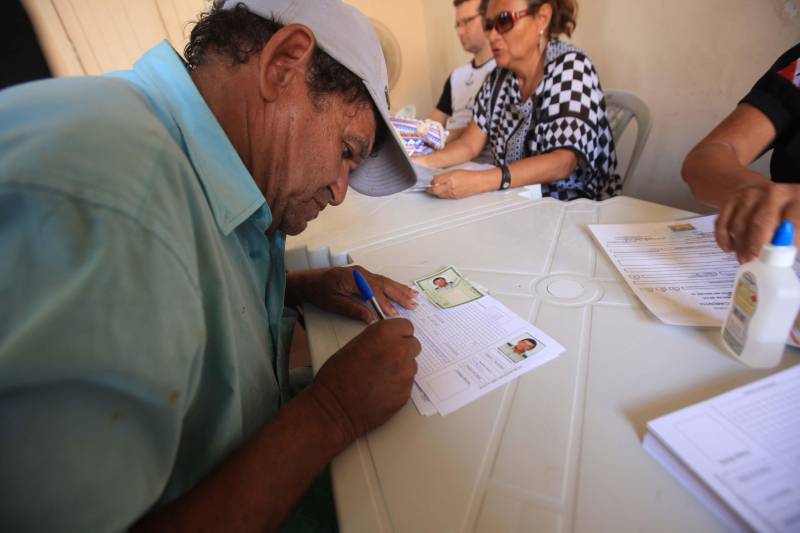 Com o mote “Defensoras e Defensores Públicos pelo direito à documentação pessoal: onde existem pessoas, nós enxergamos cidadãos", a Associação Nacional dos Defensores Públicos (Anadep) lançou, pela primeira vez, a Campanha Nacional na Região Norte. Este ano, a campanha tem por objetivo mostrar à sociedade que a Defensoria Pública pode ajudar o cidadão a obter e/ou retificar a documentação básica. O Mercado Francisco Bolonha, localizado no Complexo Mercado Ver-O-Peso, foi o local escolhido para sediar o evento, nesta sexta-feira (4). Na ocasião, houve um grande mutirão de atendimento ao público (foto), com orientação jurídica e esclarecimento de dúvidas para cerca de 800 cidadãos paraenses. A iniciativa teve o apoio da Defensoria Pública do Estado do Pará, da Associação dos Defensores Públicos do Pará (Adpep-PA) e do Colégio Nacional de Defensores Gerais (Condege).
FOTO: RODOLFO OLIVEIRA / AG. PARÁ
DATA: 04.05.2018
BELÉM - PARÁ <div class='credito_fotos'>Foto: Rodolfo Oliveira/Ag. Pará | <a href='/midias/2018/originais/2fe1fc89-2de5-45c1-a2cd-0448410b2442.jpg' download><i class='fa-solid fa-download'></i> Download</a></div>