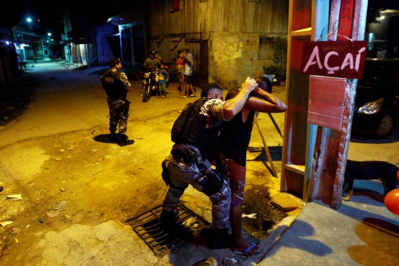 O governador do Pará, Simão Jatene, ordenou o reforço do contingente que atua no policiamento preventivo e ostensivo nas ruas de Belém. A partir de agora, o efetivo operacional terá o apoio de mais 260 policiais militares, que hoje desempenham funções administrativas, e dos grupos especiais: Batalhão de Choque, Ronda Tática Metropolitana (Rotam), Cavalaria e Grupamento Aéreo de Segurança Pública (Graesp). A primeira operação já foi deflagrada na noite desta quinta, 8. A ação "Polícia nas Ruas" intensificou o policiamento nas áreas dos bairros Condor, Guamá, Jurunas e Cremação.
FOTO: THIAGO GOMES / AG. PARÁ
DATA: 08.06.2017
BELÉM - PARÁ <div class='credito_fotos'>Foto: Thiago Gomes /Ag. Pará | <a href='/midias/2018/originais/2fe307e9-bd91-4140-a97c-60b6d5b1c067.jpg' download><i class='fa-solid fa-download'></i> Download</a></div>