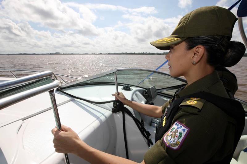 “Ser mulher é o primeiro desafio”. É assim que Erika Pereira (foto), a primeira mulher à frente do Comando de Policiamento da Capital II, descreve a sensação de fazer parte de uma corporação predominantemente formada por homens. A coronel é uma das cerca de 1.600 mulheres que atuam hoje na Polícia Militar (PM). Aos 41 anos, depois de 24 deles na PM, ela não se sente sozinha nessa missão e na ambição de ocupar cargos de liderança. 

FOTO: MÁCIO FERREIRA / AG. PARÁ
DATA: 27.05.2018
BELÉM - PARÁ <div class='credito_fotos'>Foto: MÁCIO FERREIRA/ AG. PARÁ   |   <a href='/midias/2018/originais/2ff20f59-944f-4608-8168-0bac0fe34f8e.jpg' download><i class='fa-solid fa-download'></i> Download</a></div>