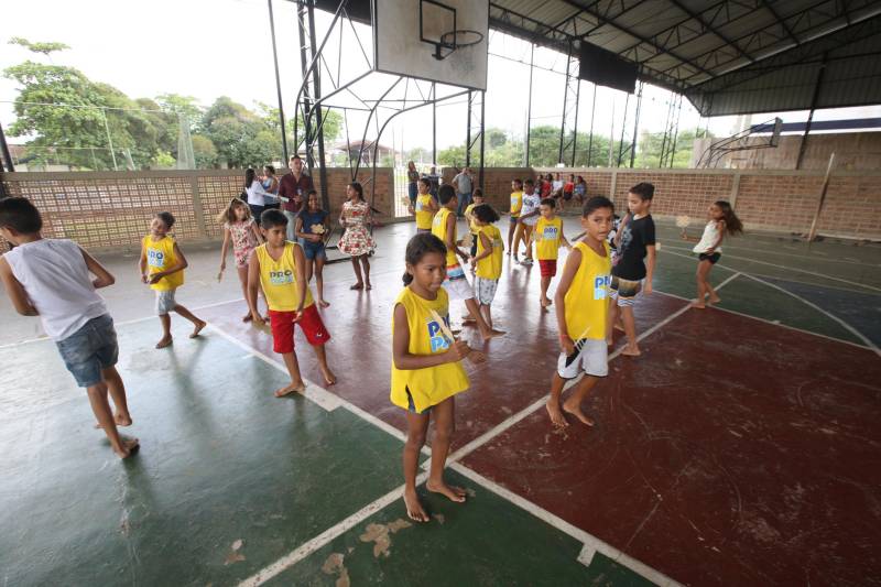 À tarde, os polos do Pro Paz nos Bairros, do Instituto de Ensino de Segurança do Pará (Iesp) e da Universidade Federal do Pará (UFPA) promoveram palestras para as crianças e seus familiares, dentro da programação alusiva ao “Dia da família no polo”, na qual famílias e alunos se reúnem para confraternizar, debater o tema e participar das apresentações de dança. "Hoje realizamos uma roda de conversa sobre abuso e exploração sexual contra crianças e adolescentes. Tanto para os pais, para que fiquem atentos aos sinais e reforcem a atenção, pois grande parte da violência ocorre dentro de casa, quanto para empoderar essas crianças, para que elas saibam diferenciar o contato com os adultos. Se ocorrer, que elas possam denunciar, que elas percebam que têm voz e apoio de profissionais que, constantemente, estão na luta da defesa dos seus direitos", disse a assistente social Joyce Cardoso, responsável pela palestra no Polo UFPA.
FOTO: CARLOS SODRÉ / AG. PARÁ
DATA: 18.05.2018
BELÉM - PARÁ <div class='credito_fotos'>Foto: Agência Pará | <a href='/midias/2018/originais/2ff4394a-3705-404f-8b4e-f0c623b34c6a.jpg' download><i class='fa-solid fa-download'></i> Download</a></div>