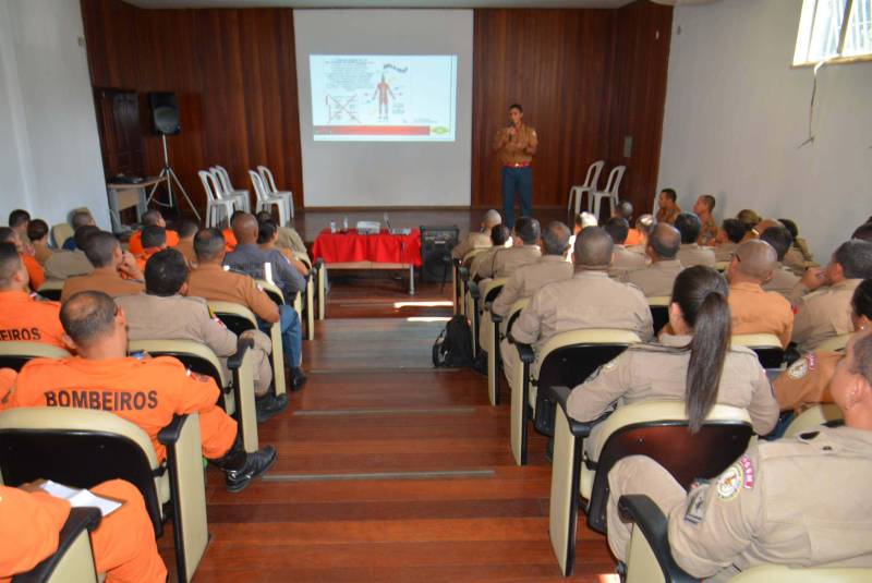 O Corpo de Bombeiros Militar do Pará promoveu o “I Seminário de Salvamento Veicular do CBMPA” e a “VII Reunião da Comissão Nacional de Salvamento Veicular (Conasv)”. O evento encerrou nesta sexta-feira (8), e teve o objetivo de reunir bombeiros militares de diversos Estados do Brasil para debater táticas e técnicas de salvamento veicular e a utilização da roupa de proteção. A capitã Lívia Nascimento, do Corpo de Bombeiros do Amapá, formou-se como oficial em 2011 no Pará. Hoje retornou a capital paraense para ministrar a palestra sobre incêndio veicular, abordagem sobre risco e procedimentos de segurança em operações. “É de extrema importância para intercambiar e trocar conhecimentos entre as corporações. Precisamos evoluir para melhorar a eficiência de nossa atuação e quebrar paradigmas e tocar em pontos atuais, o que tem novo em equipamentos e nas áreas de atuação dos bombeiros”, afirmou.
FOTO: ASCOM / CBMPA
DATA: 08.06.2018
BELÉM - PARÁ <div class='credito_fotos'>Foto: Ascom CBMPA | <a href='/midias/2018/originais/2ffad3cb-52f7-4f54-8e1f-2f9d986e59ce.jpg' download><i class='fa-solid fa-download'></i> Download</a></div>