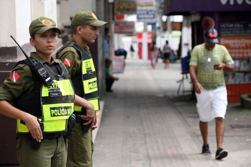 Cerca de 2 mil alunos do curso de formação de praças da Polícia Militar cumprem neste sábado (12) uma etapa importante da preparação: eles saem pela primeira vez às ruas, no estágio supervisionado, para vivenciar situações reais da carreira e, ao mesmo tempo, reforçar o policiamento ostensivo. Em Belém, cerca de 500 homens e mulheres se concentraram na Praça Santuário, em frente à Basílica de Nazaré, e saíram, em seguida, para diversos pontos da capital. A ação faz parte do pacote de medidas de combate à criminalidade e reforço da segurança pública anunciado pelo Governo do Estado.
FOTO: SIDNEY OLIVEIRA / AG. PARÁ
DATA: 12.05.2018
BELÉM - PARÁ <div class='credito_fotos'>Foto: Sidney Oliveira/Ag. Pará | <a href='/midias/2018/originais/3002a5d2-fdd6-45b2-8842-2a8ff41834d7.jpg' download><i class='fa-solid fa-download'></i> Download</a></div>