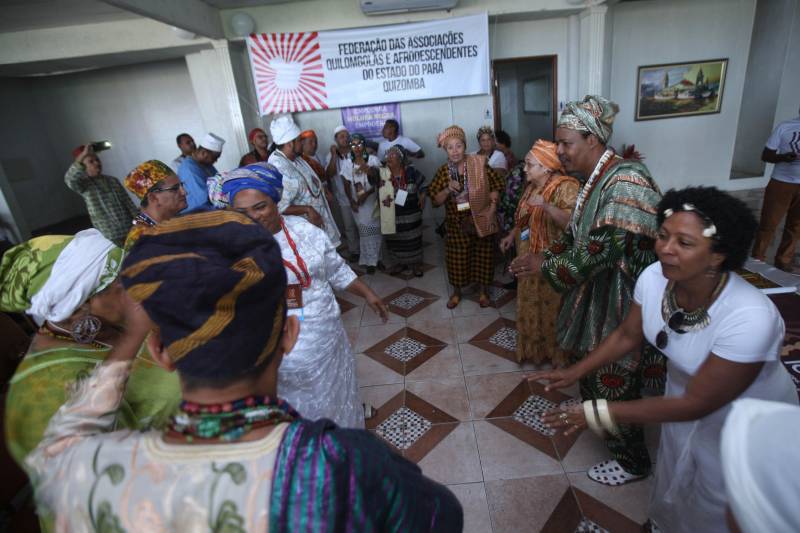 Mais de 400 lideranças de povos tradicionais de matrizes africanas, remanescentes quilombolas e indígenas estão reunidos em Belém, em um hotel da cidade, para a IV Conferência Estadual de Promoção da Igualdade Racial (Conepir).
FOTO: RODOLFO OLIVEIRA / AG. PARÁ
DATA: 28.03.2018
BELÉM - PARÁ <div class='credito_fotos'>Foto: Rodolfo Oliveira/Ag. Pará | <a href='/midias/2018/originais/3008e34c-a832-41e3-8803-8843913d1511.jpg' download><i class='fa-solid fa-download'></i> Download</a></div>