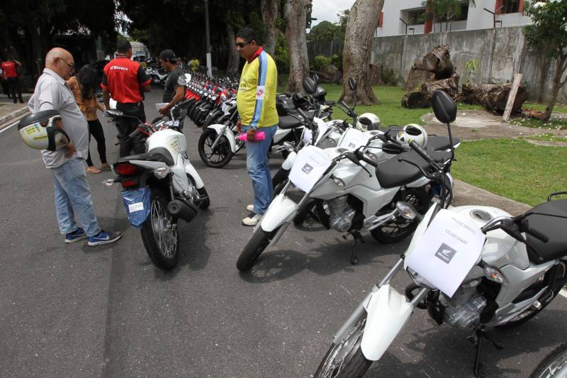 O Governo do Estado entregou, nesta segunda-feira, 12, no Palácio do Governo, 75 motocicletas a mototaxistas de Belém, Castanhal, Ananindeua e Igarapé-Açu. As motos foram adquiridas pelos mototaxistas por meio do Credcidadão, programa que incentiva a geração de trabalho e renda entre os microempreendedores com necessidades financeiras. O governador Simão Jatene fez a entrega das chaves das motos, acompanhado do prefeito de Belém, Zenaldo Coutinho; do presidente da Assembleia Legislativa do Estado do Pará (Alepa), Márcio Miranda; dos deputados Eliel Faustino e Coronel Neil; do secretário de Desenvolvimento Econômico, Indústria, Comércio e Mineração, Hildegardo Nunes; do diretor-geral do Credcidadão, Jorge Rezende e de representantes de sindicatos e associações de mototaxistas, entre eles o presidente do Sindicato dos Mototaxistas do Pará, José Ribamar Soares, o Alemão.
FOTO: CRISTINO MARTINS / AG. PARÁ
DATA: 12.11.2018
BELÉM - PARÁ <div class='credito_fotos'>Foto: Cristino Martins/Ag. Pará | <a href='/midias/2018/originais/300ee48c-21a5-4cfd-b737-37240c2ea6db.jpg' download><i class='fa-solid fa-download'></i> Download</a></div>