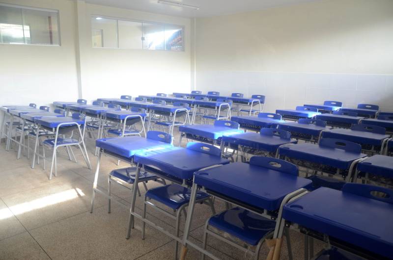 Como parte de um ciclo de empreendimentos visando fortalecer a aprendizagem na rede estadual de ensino, incrementado nesta gestão do governador Simão Jatene, a Secretaria de Estado de Educação (Seduc) entregou, neste sábado (29), a reforma e ampliação da Escola Estadual Agostinho de Moraes Oliveira (foto), no Município de Inhangapi, no nordeste do Estado. As obras na Escola Agostinho Moraes de Oliveira foram viabilizadas mediante convênio entre o Governo do Estado e a Prefeitura Municipal. Orçados em mais de R$ 2 milhões, os serviços deram uma nova configuração para a unidade de ensino, para o atendimento de 420 estudantes que passam a dispor de modernas salas de aula, espaços para pesquisa e atividades monitoradas e outras instalações e equipamentos. Professores e servidores contam com bloco administrativo e espaços específicos para a rotina de trabalho.

FOTO: FERNANDO NOBRE / ASCOM SEDUC
DATA: 29.12.2018
INHANGAPI - PARÁ <div class='credito_fotos'>Foto: FERNANDO NOBRE/ASCOM SEDUC   |   <a href='/midias/2018/originais/301231a6-329f-4c0e-8459-708452430735.jpg' download><i class='fa-solid fa-download'></i> Download</a></div>