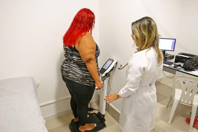 A prática da cirurgia bariátrica, conhecida também como redução do estomago, cresceu em mais de 46,7% no Brasil, segundo a Sociedade Brasileira de Cirurgia Bariátrica e Metabólica (ABCBM). No Pará, a população elegível para o procedimento é superior a 176 mil pessoas. Em Belém, o Hospital Jean Bitar (HJB) (foto) é referência nesse procedimento, para o combate a obesidade e para a recuperação da qualidade de vida dos pacientes.
FOTO: IGOR BRANDÃO / ARQUIVO AG. PARÁ
DATA: 13.04.2018
BELÉM - PARÁ <div class='credito_fotos'>Foto: IGOR BRANDÃO / AG. PARÁ | <a href='/midias/2018/originais/301348d3-2068-4152-a75c-4c72df6aeed6.jpg' download><i class='fa-solid fa-download'></i> Download</a></div>