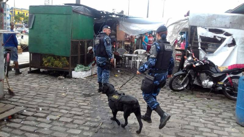 Durante todo o dia de ontem (5), vários batalhões subordinados ao Centro de Policiamento da Capital intensificaram operações em diversos bairros de Belém. O trabalho de prevenção e combate da criminalidade mostrou resultados logo na manhã do sábado. Na área de atuação do 2º BPM, guarnições da 1ª Companhia prenderam Ramon Bentes e Marcus Tavares. Com uma faca, os dois roubaram os pertences de uma mulher na avenida Presidente Vargas com Carlos Gomes, bairro Campina. Já no início da tarde, em um trabalho delicado para a liberdade de quatro reféns, integrantes da 1ª Cia do 2º BPM negociaram a rendição de Leonardo Cardoso e Yago Monteiro. Armados, os dois criminosos tentaram assaltar um escritório, localizada em um prédio, situado na confluência das avenidas 7 de Setembro e Portugal (foto).
FOTO: ASCOM / POLÍCIA MILITAR
DATA: 05.05.2018
BELÉM - PARÁ <div class='credito_fotos'>Foto: Ascom Polícia Militar | <a href='/midias/2018/originais/3013ce8f-690b-46c8-b809-e7ab96412fad.jpg' download><i class='fa-solid fa-download'></i> Download</a></div>