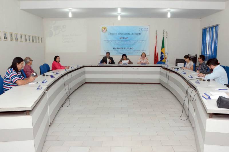 O Estado do Pará implantou a Comissão Estadual de Implementação da Base Nacional Comum Curricular (BNCC) para os Ensinos Infantil e Fundamental, aprovada pelo Conselho Nacional de Educação no último mês de dezembro. O objetivo desta Comissão (foto), criada na última quinta-feira (18), na sede do CNE, em Belém, é divulgar a Base Nacional entre os diferentes setores interessados na questão da educação em todo o estado e, ao mesmo tempo, reelaborar o currículo da educação básica do Pará, tendo como fundamento as novas diretrizes da BNCC. Para isso, também foi instituído, na mesma reunião, um Comitê Executivo, composto por diversas entidades educacionais, que será responsável por reelaborar o currículo da educação básica no estado. As reuniões do Comitê começam imediatamente e a Comissão terá a função de acompanhar e ser uma espécie de consultora desse trabalho.
FOTO: ELISEU DIAS / ASCOM SEDUC
DATA: 19.01.2018
BELÉM - PARÁ <div class='credito_fotos'>Foto: Eliseu Dias / Ascom Seduc | <a href='/midias/2018/originais/30184070-a7d5-48b7-a39d-76a2243f392a.jpg' download><i class='fa-solid fa-download'></i> Download</a></div>
