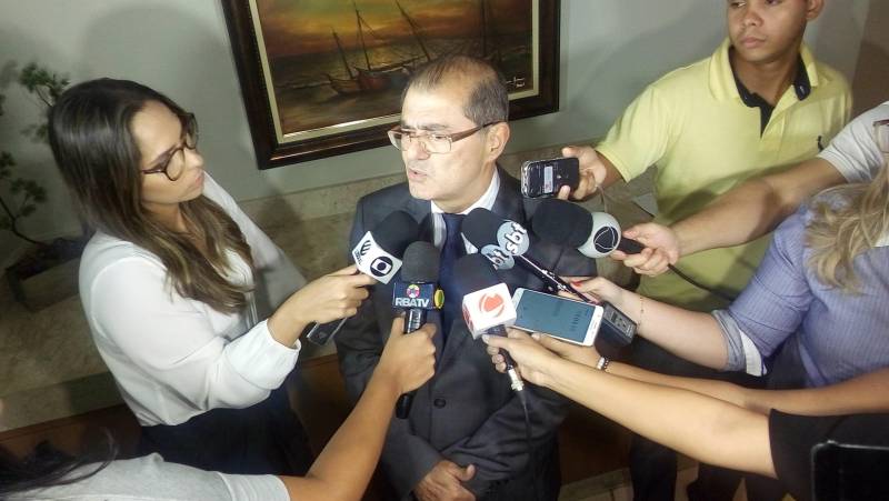 A Secretaria de Segurança Pública e Defesa Social (SEGUP), através de seu titular, Luiz Fernandes Rocha (foto), esclareceu à imprensa, em entrevista coletiva na noite desta segunda-feira (12), que houve resposta da SEGUP ao promotor de justiça militar, Armando Brasil, em relação ao pedido de garantia de vida para algumas lideranças de Barcarena, por denúncias de crime de invasão de domicílio de uma das vítimas por parte de policiais militares. À época da comunicação, em janeiro deste ano, a SEGUP respondeu ao promotor que, de acordo com a Lei 8.444, de 6 de dezembro de 2017, a porta de entrada para a proteção de pessoas ameaçadas se dá através da Secretaria de Justiça e Direitos Humanos (SEJUDH), que encaminha cada caso para avaliação através do Conselho do Programa de Proteção aos Defensores de Direitos Humanos do Estado do Pará, no qual tem assento diversos órgãos, inclusive o próprio Ministério Público, que estava de posse da denúncia e também poderia ter encaminhado o caso à SEJUHDH.
FOTO: ASCOM / SEGUP
DATA: 12.03.2018
BELÉM - PARÁ <div class='credito_fotos'>Foto: Ascom Segup | <a href='/midias/2018/originais/30192dcc-023b-488d-82bd-1fa7173e8ce4.jpg' download><i class='fa-solid fa-download'></i> Download</a></div>