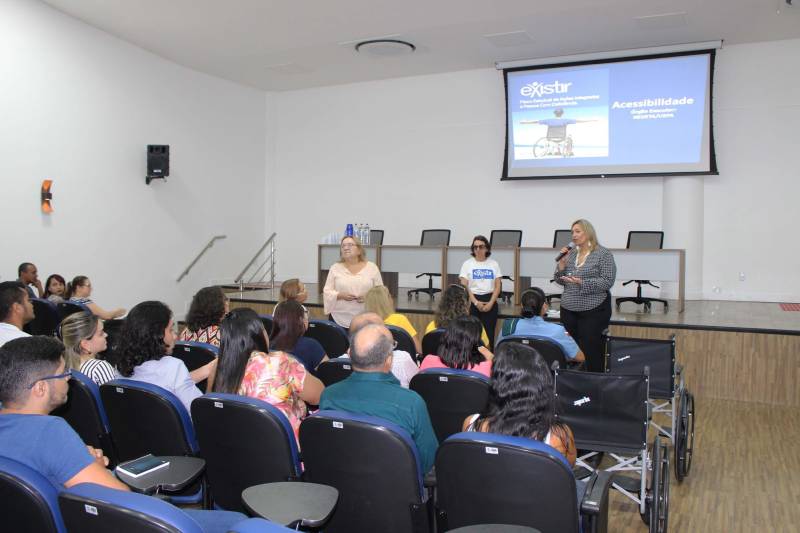 Apresentar o Plano Estadual de Ações Integradas para a Pessoa com Deficiência – Existir, que o Estado desenvolve para as pessoas com deficiência, foi o objetivo principal do encontro realizado na tarde desta quarta-feira (16), no auditório do Centro Integrado de Inclusão e Reabilitação (CIIR), em Belém. Cerca de 40 funcionários da instituição participaram do evento. Prestes a ser inaugurado, os cerca de 300 trabalhadores, diretos e indiretos, passam por treinamento para atender com excelência os usuários dos serviços que serão prestados. No CIIR vai funcionar um Centro Especializado em Reabilitação (CER IV) para usuários com deficiência auditiva, física, intelectual e visual; uma oficina ortopédica e um Centro de Especialidades Odontológicas (CEO II). A obra, orçada em mais de R$ 32 milhões, com recursos do Tesouro estadual, faz parte das ações do Governo do Pará destinadas a ampliar serviços já oferecidos pela Secretaria de Estado de Saúde Pública (Sespa). O Centro será administrado em parceria com o Instituto Nacional de Desenvolvimento Social e Humano (INDSH).
FOTO: ERIKA TORRES / ASCOM NAC
DATA: 16.05.2018
BELÉM - PARÁ <div class='credito_fotos'>Foto: ERIKA TORRES / ASCOM NAC | <a href='/midias/2018/originais/301d5e46-9a9b-4860-9355-69ed27695596.jpg' download><i class='fa-solid fa-download'></i> Download</a></div>