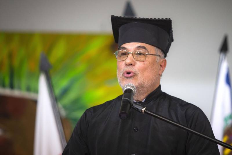 Cerimônia de outorga de grau aos 15 indígenas integrantes da primeira turma do povo Kayapo do curso de licenciatura intercultural indígena da Uepa, na manhã desta quinta-feira, 06, em São Félix do Xingu.

Na foto, professor Renato Carr, coordenador do campus de Redenção.

FOTO: NAILANA THIELY / ASCOM UEPA
DATA: 06.11.2018
SÃO FÉLIX DO XINGU - PARÁ <div class='credito_fotos'>Foto: Nailana Thiely / Ascom Uepa   |   <a href='/midias/2018/originais/301e0a90-cca5-477e-a34a-72f471e5027e.jpg' download><i class='fa-solid fa-download'></i> Download</a></div>