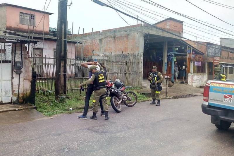 Mais de 600 policiais militares intensificaram a segurança em todo o bairro do Tapanã, durante a operação "Ocupação" que iniciou na manhã desta quinta-feira, 15, e segue até a próxima segunda-feira, 19. O planejamento estratégico desta ação conta com diversas operações: Ônibus Seguro, Hypnus, Bloqueio, Saturação, Tróia e Feira Segura.
FOTO: ASCOM PMPA
DATA: 15.03.2018
BELÉM - PARÁ <div class='credito_fotos'>Foto: Ascom PMPA | <a href='/midias/2018/originais/3020bfad-6332-4c77-96a1-8b28098f72ef.jpg' download><i class='fa-solid fa-download'></i> Download</a></div>