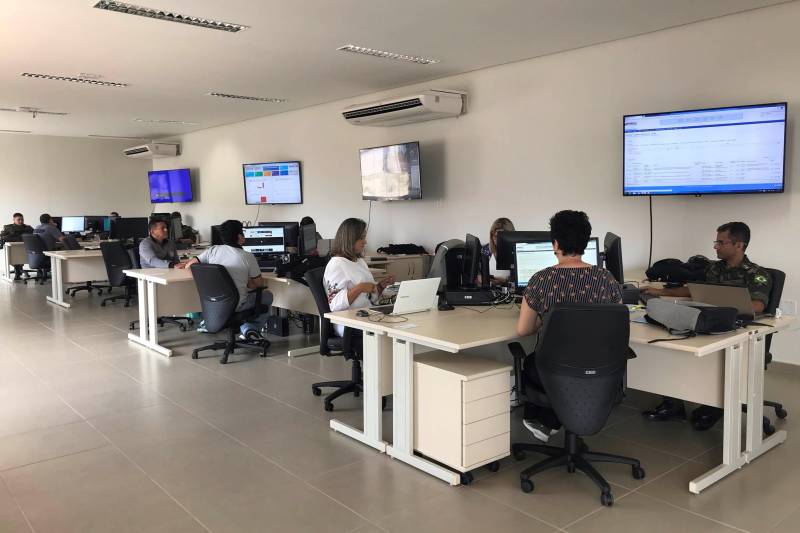 A segunda etapa da Operação Enem 2018 promovida pela Secretaria de Estado de Segurança Pública e Defesa Social (Segup) chegou ao fim conforme o planejado. Nenhuma ocorrência foi registrada nos percursos de entrega e coleta das provas e cartões de resposta, respectivamente.
FOTO: ASCOM SEGUP
DATA: 11.11.2018
BELÉM - PARÁ <div class='credito_fotos'>Foto: Ascom Segup | <a href='/midias/2018/originais/3024f10a-4ffd-4282-ae9c-ee8cb41dd317.jpg' download><i class='fa-solid fa-download'></i> Download</a></div>