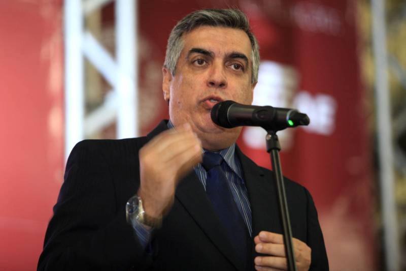 A abertura da Feira Pará Negócios 2018, nesta quinta-feira (22), no Hangar Convenções e Feiras da Amazônia, em Belém, foi marcada pela assinatura de um protocolo de intenções entre a Secretaria de Desenvolvimento Econômico, Mineração e Energia (Sedeme), Companhia de Desenvolvimento Econômico do Pará (Codec) e a empresa ZSun Energy que prevê investimentos na ordem de R$12 milhões de reais para a região do município de Paragominas, sudeste do estado, com a chegada de uma indústria de placas de energia solar no município a partir do ano que vem. Na foto, Fábio Lúcio Costa, presidente da Codec.

FOTO: MÁCIO FERREIRA / AG. PARÁ
DATA: 22.11.2018
BELÉM - PARÁ <div class='credito_fotos'>Foto: MÁCIO FERREIRA/ AG. PARÁ   |   <a href='/midias/2018/originais/302ca6c8-2d7b-45a9-9668-db3556f5362b.jpg' download><i class='fa-solid fa-download'></i> Download</a></div>