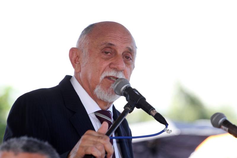 A cerimônia de formatura dos novos praças da Polícia Militar ocorreu na manhã desta segunda-feira (9), simultaneamente, em Belém e outros seis municípios paraenses: Santa Izabel, Castanhal, Barcarena, Capanema, Bragança e Tucuruí. Em Parauapebas, Marabá, Breves, Soure e Conceição do Araguaia, a formatura será celebrada na quinta-feira, dia 12. Na sexta-feira, dia 13, é a vez de Santarém, Altamira, Paragominas e Itaituba. O governador Simão Jatene (foto) presidiu a cerimônia de formatura no Portal da Amazônia, bairro da Cidade Velha, em Belém. Milhares de familiares dos formandos lotaram o espaço para entregar aos novos policiais militares seus diplomas de conclusão de curso.
FOTO: CRISTINO MARTINS / AG. PARÁ
DATA: 09.07.2018
BELÉM - PARÁ <div class='credito_fotos'>Foto: Cristino Martins/Ag. Pará | <a href='/midias/2018/originais/30350843-82e0-4f07-b203-1a7fa824e612.jpg' download><i class='fa-solid fa-download'></i> Download</a></div>